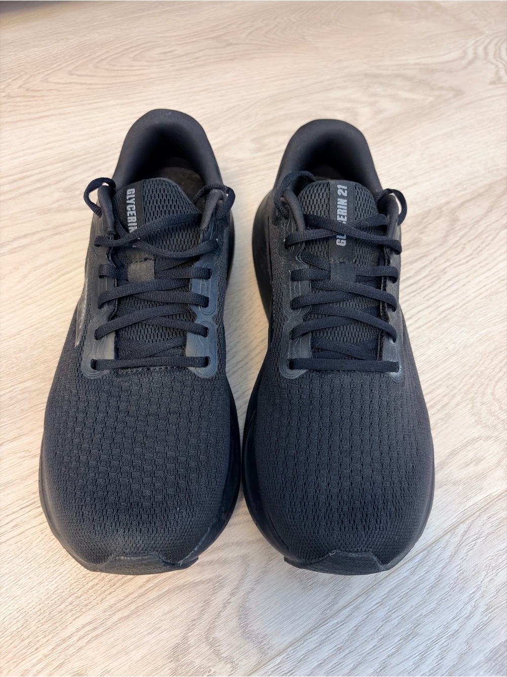 Barely used. Like new Brooks men’s Glycerin 21 in black. Size 11 Running Shoes